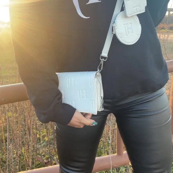 Vegan leather white crossbody pochette bag - Picture 2 of 9